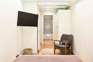 a chair sitting in a room with a wall at Luderna - Apartamento Val de Ruda A61 de Sarradé in Baqueira-Beret