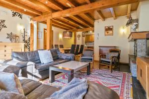 a living room with couches and a table at Luderna - Apartamento Dera Drosera in Gessa
