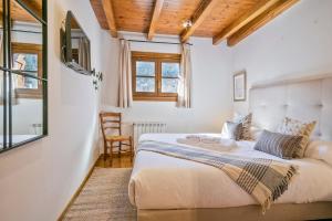 ein Schlafzimmer mit einem großen Bett in einem Zimmer in der Unterkunft Luderna - Apartamento Dera Drosera in Gessa