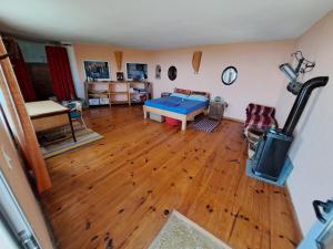 einen Blick über ein Wohnzimmer mit Holzboden in der Unterkunft Defora holiday in Žrnovo