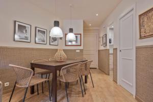 a dining room with a table and chairs at Luderna - Apartamento Dera Nhèu in Baqueira-Beret