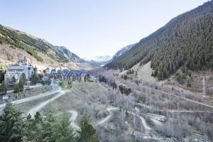 arial view of a mountain with a road and buildings at Luderna - Apartamento Dera Nhèu in Baqueira-Beret