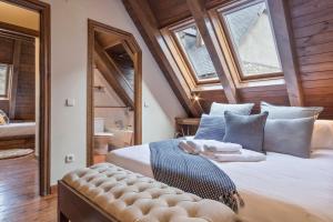 een slaapkamer met een groot bed en een groot raam bij Luderna - Dúplex Nòdes II in Arties