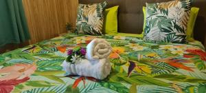un conejo de peluche sentado en la parte superior de una cama en Tauraatini House F4 en Papeete