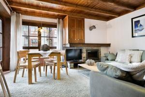 un salon avec une table et une salle à manger dans l'établissement Luderna - Apartamento Val de Ruda A2 Comalada, à Baqueira-Beret