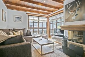 a living room with a couch and a fireplace at Luderna - Apartamento Val de Ruda B14 Paulet in Baqueira-Beret