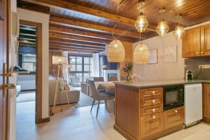 cocina y comedor con mesa de comedor en Luderna - Apartamento Val de Ruda B3 Entecada, en Baqueira Beret