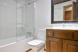 Un baño con inodoro, lavabo y ducha. en Luderna - Apartamento Val de Ruda B3 Entecada, en Baqueira Beret 13 fotos más