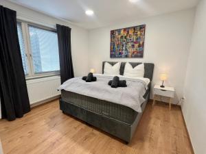 a bedroom with a large bed in a room at RUEHOME in Essen