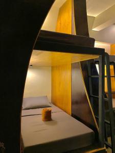 a room with two bunk beds and a bed with aasteryasteryasteryasteryastery at Mojo Hostel in Puerto Princesa City