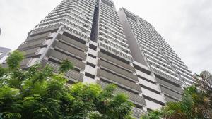 um edifício alto com árvores em frente em 2Rooms QueenBed In D Heart of KL em Kuala Lumpur