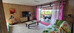 TV a/nebo společenská místnost v ubytování Tauraatini House F4 - PAPEETE