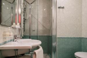 Augustus Hotel Riccione的一间浴室