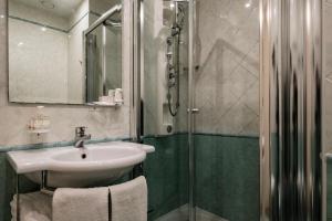 Augustus Hotel Riccione的一间浴室