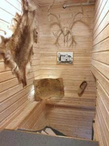 a sauna with a head of a antelope and a skull at Knaben Utleie 