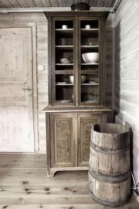 a wooden cabinet in a room with a barrel at Knaben Utleie 