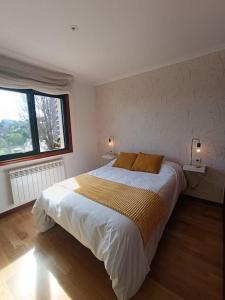 Ένα ή περισσότερα κρεβάτια σε δωμάτιο στο Apartamento Calest en Poio-Pontevedra