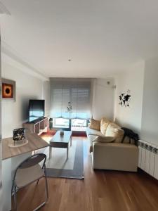 un soggiorno con divano e tavolo di Apartamento en Poio-Pontevedra a Poio