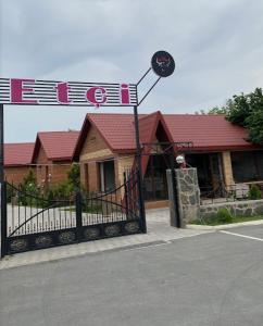 ein Haus mit einem Schild vor einem Tor in der Unterkunft Etci hotel & restaurant in Qəbələ