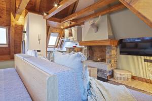 ein Wohnzimmer mit einem Sofa und einem Kamin in der Unterkunft Luderna - Casa Eth Farrow I in Vielha e Mijaran