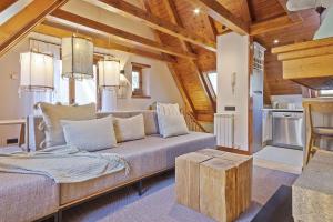 sala de estar con sofá y techo de madera en Luderna - Casa Eth Farrow I, en Vielha