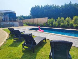 Bazén v ubytování Les suites du littoral - Gîtes proche mer - Piscine - SPA nebo v jeho okolí