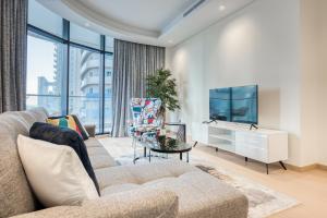 TV a/nebo společenská místnost v ubytování RH- Downtown Delight, spacious 01BR near Dubai Mall & Burj Khalifa, RP Heights + 30 fotografií