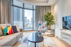 sala de estar con sofá y TV en RH- Downtown Delight, spacious 01BR near Dubai Mall & Burj Khalifa, RP Heights en Dubái