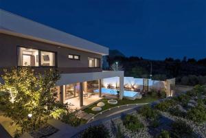 Bassein majutusasutuses Stylish Villa Aria with pool, 100m to beach and sea või selle lähedal