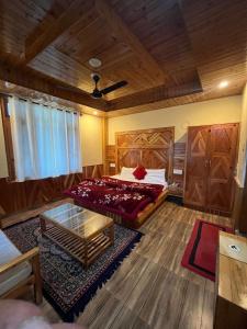 una camera con letto e soffitto in legno di The Lalits Kitchen a Kasol