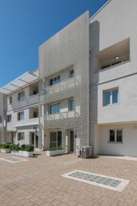 an empty parking lot in front of a building at Pet Friendly Apartment Blue Ocean Umag in Umag