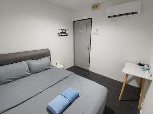 una camera da letto con un letto e un asciugamano blu di 184 GURNEY DRIVE PENANG a George Town