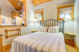 a bedroom with a large bed in a room at IC3 The Wright Getaway Dog Friendly in Manteo