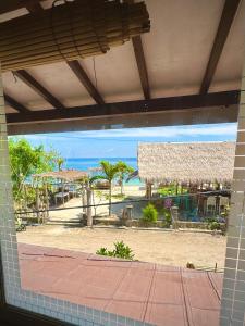 una vista de una playa desde una ventana en Dream Makers Beach House, en Gili Air 31 fotos más