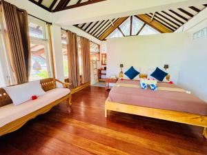 Un dormitorio con dos camas en una habitación. en Dream Makers Beach House, en Gili Air