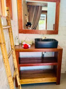 un baño con lavabo y espejo en Dream Makers Beach House, en Gili Air