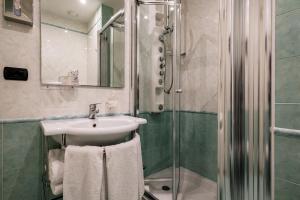 Augustus Hotel Riccione的一间浴室