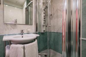 Augustus Hotel Riccione的一间浴室