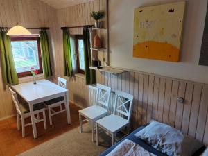 Zimmer mit einem Tisch, Stühlen, einem Tisch und einem Bett in der Unterkunft Cottage Barbara in Škofja Loka