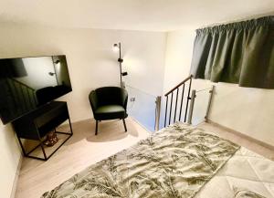 1 dormitorio con cama, silla y espejo en Sensoria Naxos Suites, en Giardini Naxos