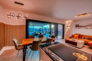 Et opholdsområde på New apartment Budinski 1st row & pool