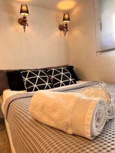 Un dormitorio con una cama con una toalla. en Athena 2 en Athens