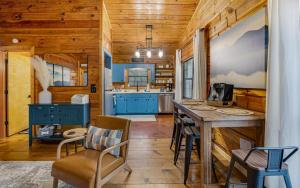 - une cuisine avec des placards bleus et un mur en bois dans l'établissement Creekside Retreat - Roast Marshmallow by the Creek, à Ellijay