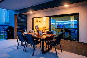 Drinks på New apartment Budinski 1st row & pool