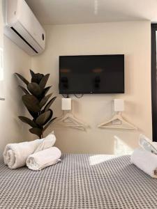 1 dormitorio con TV de pantalla plana en la pared en Athena 2 en Athens