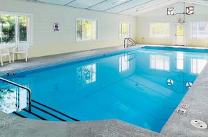 una gran piscina de agua azul en una habitación en NV6 Startt Chillin 9 Min Walk to Beach, en Duck