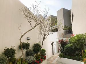 un patio de un edificio con plantas y flores en Jingying Qinlu Hotel en Yongkang