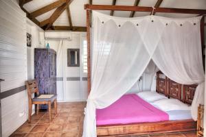 Ein Bett oder Betten in einem Zimmer der Unterkunft Pointe des Châteaux