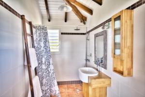 ein Badezimmer mit Waschbecken und Dusche in der Unterkunft Pointe des Châteaux in Saint-François