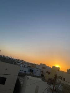 a view of the sunset from the rooftop of a building at Appartement Nouakchott in Nouakchott